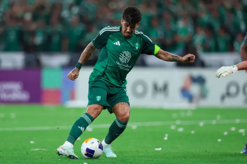 فيرمينو يقترب من الانتقال إلى الدوري القطري عقب مغادرته الأهلي السعودي فيرمينو يقترب من الانتقال إلى الدوري القطري عقب مغادرته الأهلي السعودي
