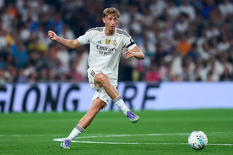 أبعاد التحول التكتيكي: هويسين ومقارنة أسلوب كروس في ريال مدريد أبعاد التحول التكتيكي: هويسين ومقارنة أسلوب كروس في ريال مدريد